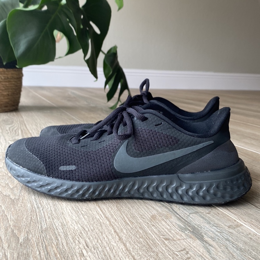 Nike Revolution 6 Black Running Shoe Boys 7 Yth (Unisex)